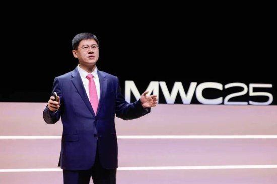 MWC前线｜华为李鹏：5G-A与AI相伴相生	，将给运营商DOU与ARPU带来双位数增长